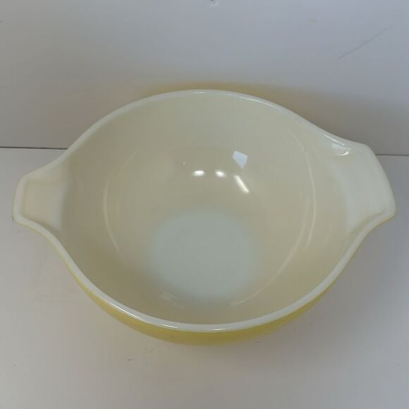 Vintage Pyrex Yellow #443 Cinderella Mixing Bowl 2-1/2 Qt Ovenware USA - Picture 2 of 3